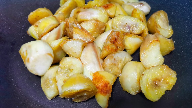糖醋茄子拌饭,锅中油热下茄子煎至两面金黄盛出。