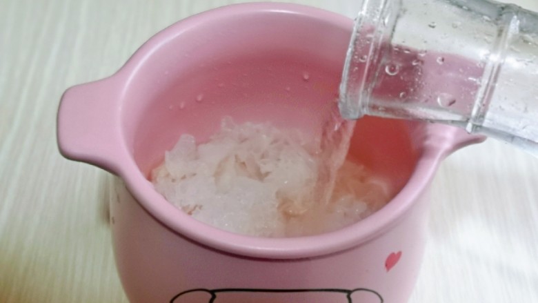苹果银耳红枣汤,再加入纯净水，水量可以适当多一点。