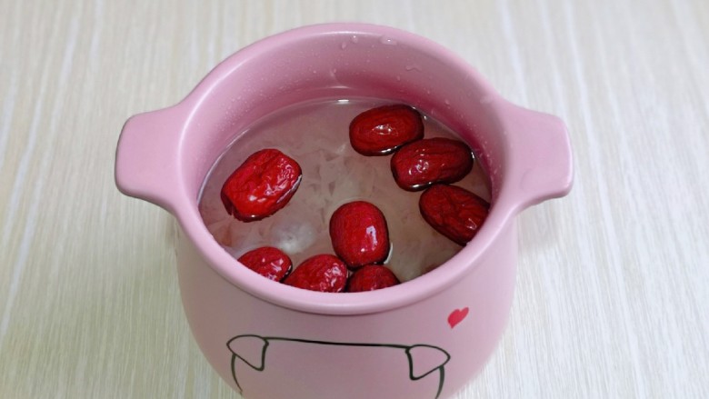 苹果银耳红枣汤,水量一定一次性加够，中途不要加水。