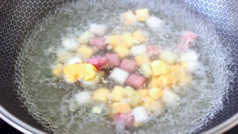 彩色圆子橘子椰奶昔,锅中倒入适量的清水烧开，放入小圆子。