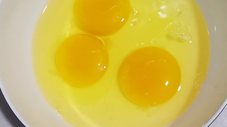豆角炒鸡蛋,在碗里打入三个<a style='color:red;display:inline-block;' href='/shicai/ 9'>鸡蛋</a>。