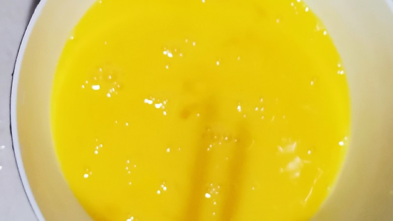 豆角炒鸡蛋,鸡蛋里加少量的盐打成鸡蛋液。