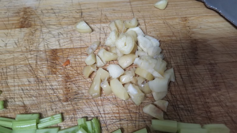 带豆切成段炒出来不仅好看也好吃呢，宝宝超级爱吃,蒜瓣切碎