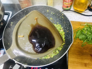 蒜苔炒肉末,肉上色后加入蚝油