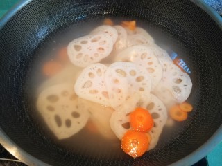 醋溜藕片,烧一锅水，水开后放入藕片和红萝卜片