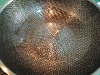 醋溜藕片,锅中放少许油