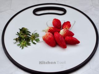 草莓西米露,把沥干水分的所有草莓先去蒂。
