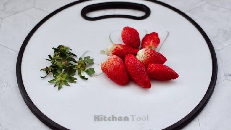 草莓西米露,把沥干水分的所有草莓先去蒂。