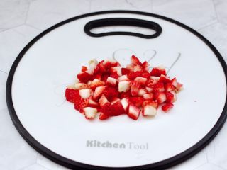 草莓西米露,再把草莓用刀切成小丁。