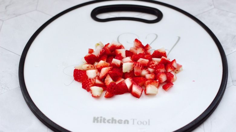 草莓西米露,再把草莓用刀切成小丁。