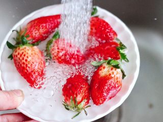 草莓西米露,这个时候把草莓用淡盐水浸泡10分钟后，用清水反复冲洗干净。