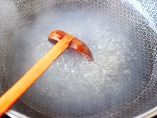 草莓西米露,转中小火煮至大概20分钟左右，勺子要不断的来回搅拌均匀，直至看见西米煮到透明的时候。