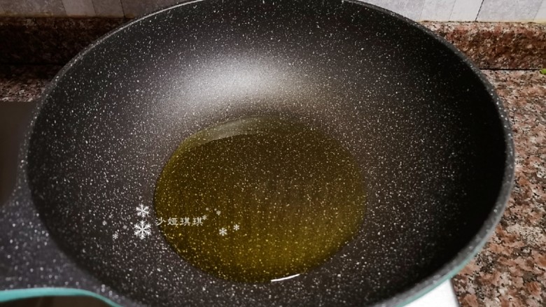 菠菜木耳炒鸡蛋,热锅倒油烧至八成热。
