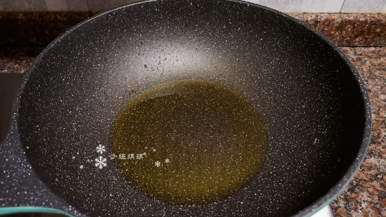 菠菜木耳炒鸡蛋,热锅再倒油烧至八成热。