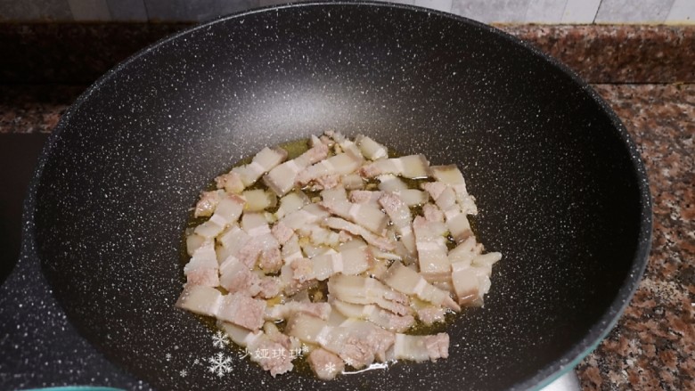 爆炒卷心菜,放入五花肉煸炒出大部分油脂。