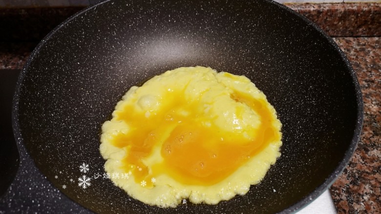 莴笋炒鸡蛋,倒入蛋液定型后翻炒片刻。