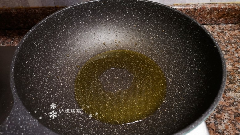 莴笋炒鸡蛋,热锅倒油烧至八成热。