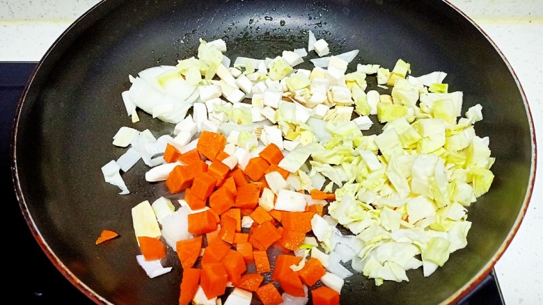 驴肉炒曲桃柳谷类,放入包菜，胡萝卜，杏鲍菇