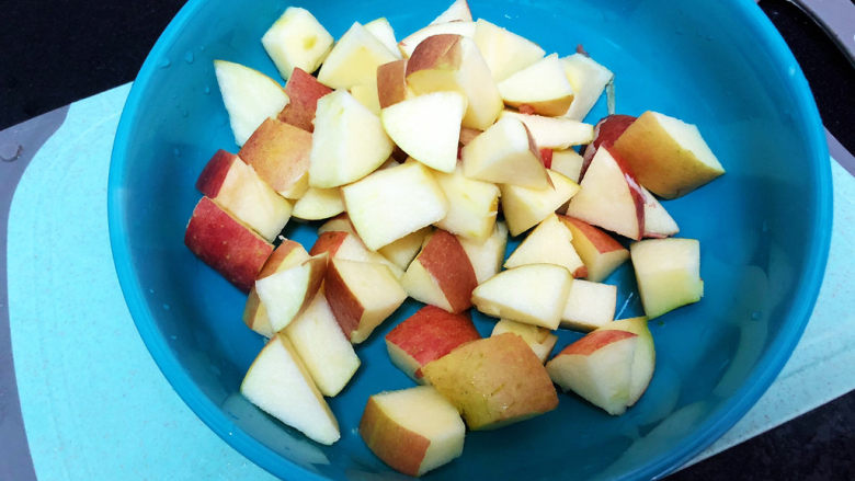 苹果银耳红枣汤➕春光懒困倚微风,快到时间，清洗苹果，去掉果核，切小块。以免太早切苹果氧化。阿晨保留了果皮，苹果果皮营养丰富。这个根据大家喜好