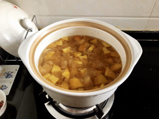 苹果银耳红枣汤➕春光懒困倚微风,搅拌均匀，中小火炖煮15分钟