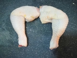 照烧鸡腿饭,准备两个鸡腿，清洗干净，用厨房纸巾擦干水分