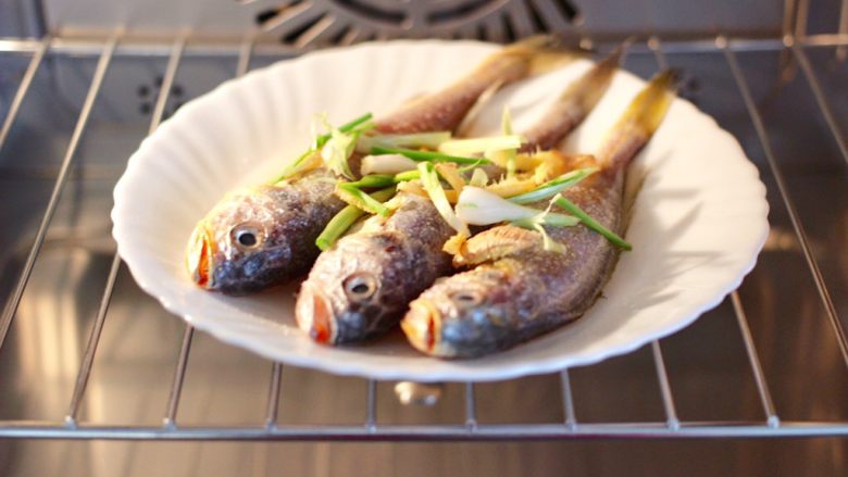 豆皮黄花鱼,把腌制好的黄花鱼，放入蒸箱100度蒸10分钟。