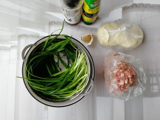 韭菜猪肉馅水饺,准备好所有食材，韭菜、猪肉、饺皮、芝麻油、蚝油
