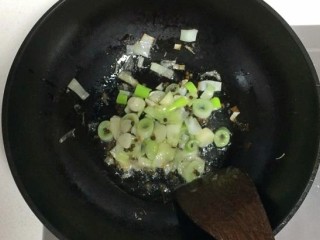 干豆角炒腊肠,锅里放少许的食用油，油热后放入葱、蒜、花椒，煸炒出香味。