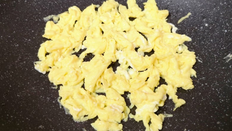 菠菜木耳炒鸡蛋,炒锅内倒适量的食用油烧热，倒入蛋液炒熟盛出备用。