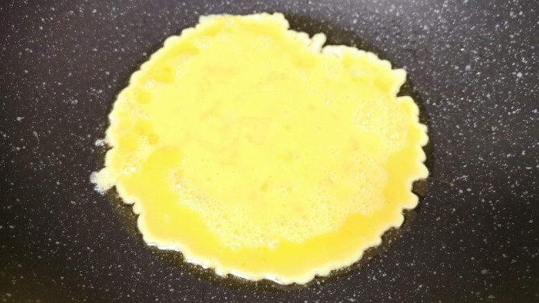 莴笋炒鸡蛋,炒锅内倒适量的食用油烧热，倒入蛋液。