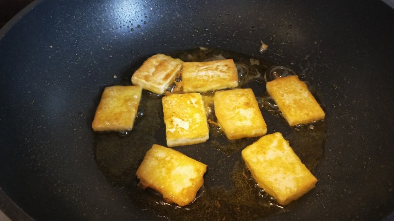 韭黄炒香干,放入锅中煎制两面金黄倒出来。