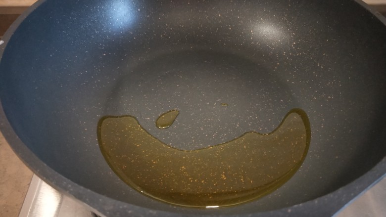 韭黄炒香干,在此倒入一勺油。