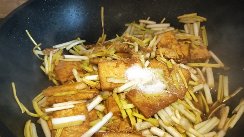 韭黄炒香干,加入盐，鸡精炒均匀即可出锅。