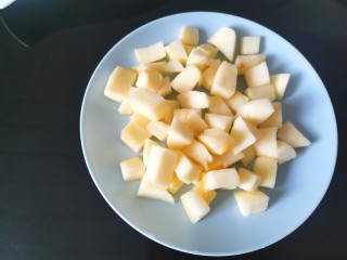 苹果银耳红枣汤,这时把苹果去皮洗净，切成小块