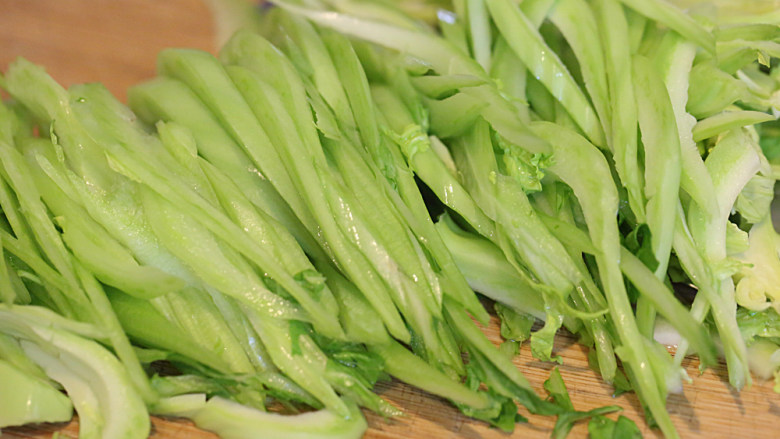 凉拌芥菜丝（1棵芥菜做出3道菜）,把芥菜处理干净后，梗单独切成丝；