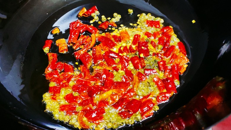 爆炒牛蛙,锅中倒油，油热后放入干辣椒和花椒爆香