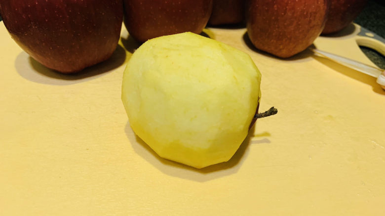 自制🍎苹果酱,苹果削皮；
