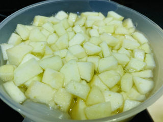 自制🍎苹果酱,清水加少许盐，苹果泡里面，防变色；