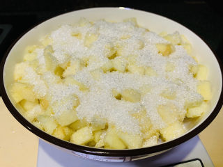 自制🍎苹果酱,沥干水，装大碗里，表面铺上白糖；