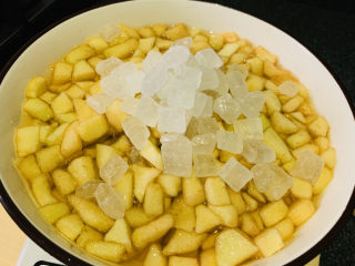 自制🍎苹果酱,腌制后的苹果会出很多水，加冰糖；