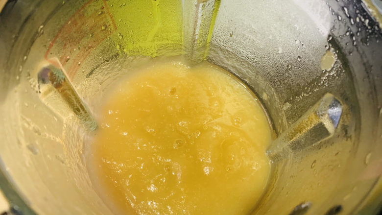自制🍎苹果酱,苹果大部分都呈透明状时，用搅拌机搅拌；