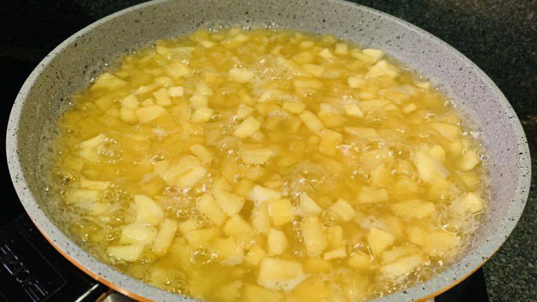 自制🍎苹果酱,再大火煮，为了把苹果煮熟；