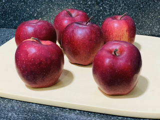 自制🍎苹果酱,苹果准备待用，吃不完的苹果都可以用上；
