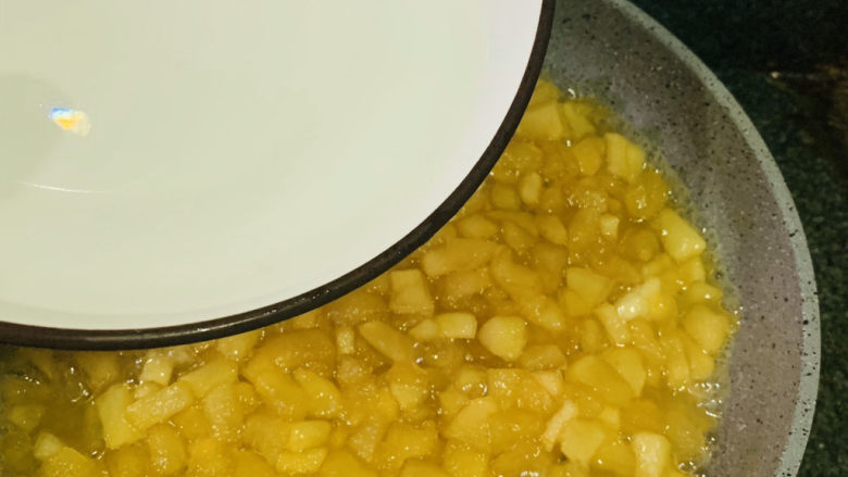 自制🍎苹果酱,腌制时出的水熬干了，就加清水；