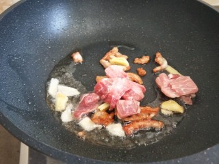 芦笋炒牛肉,放入牛肉。
