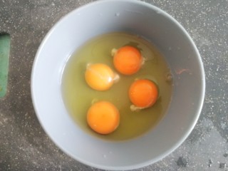 苦瓜煎蛋,将鸡蛋打入碗中