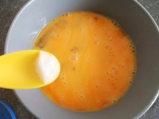 苦瓜煎蛋,鸡蛋中加少许盐，然后搅拌均匀