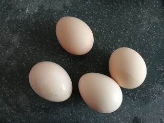 苦瓜煎蛋,准备4个土鸡蛋