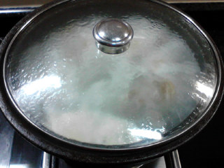 酸菜炖羊肉,煮沸后转小火，煮约2-3小时，直至羊肉软熟。
