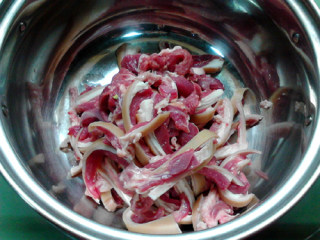 酸菜炖羊肉,羊肉洗净，切成大片，